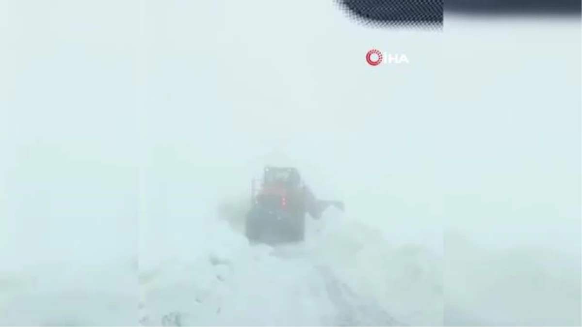 Bayburt\'un yüksek kesimlerinde karla mücadele devam ediyor