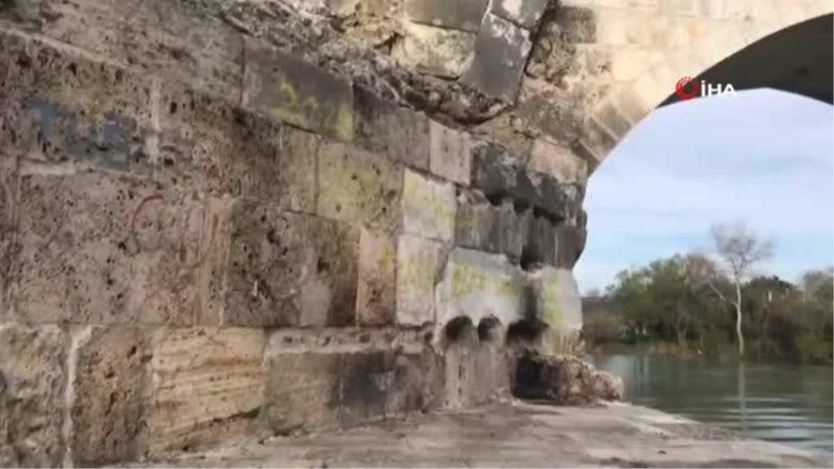 Daha önce yazıları temizlenen tarihi köprüde yine aynı manzara oluştu