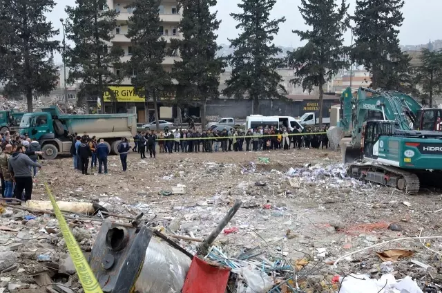 Depremin 49'uncu gününde enkazdan bir kadın cesedi çıkartıldı