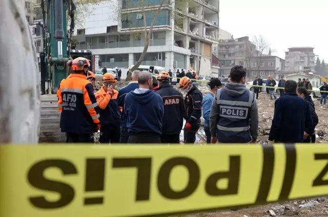 Depremin 49'uncu gününde enkazdan bir kadın cesedi çıkartıldı