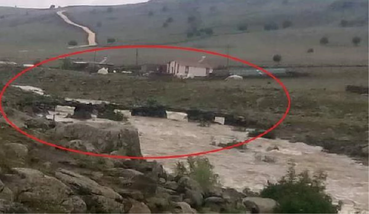 Diyarbakır\'da sağanak; dere taştı, derme çatma köprü yıkıldı