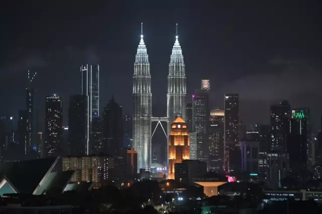 Dünyadaki Simgesel Yapılar Dünya Saati Etkinliği Kapsamında Karanlığa Gömüldü