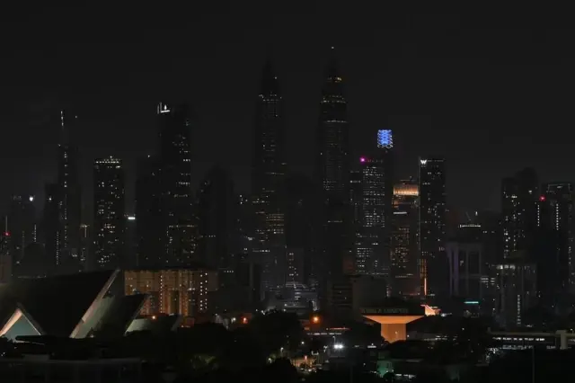 Dünyadaki Simgesel Yapılar Dünya Saati Etkinliği Kapsamında Karanlığa Gömüldü