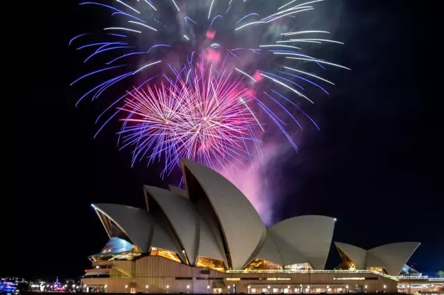 Dünyadaki Simgesel Yapılar Dünya Saati Etkinliği Kapsamında Karanlığa Gömüldü