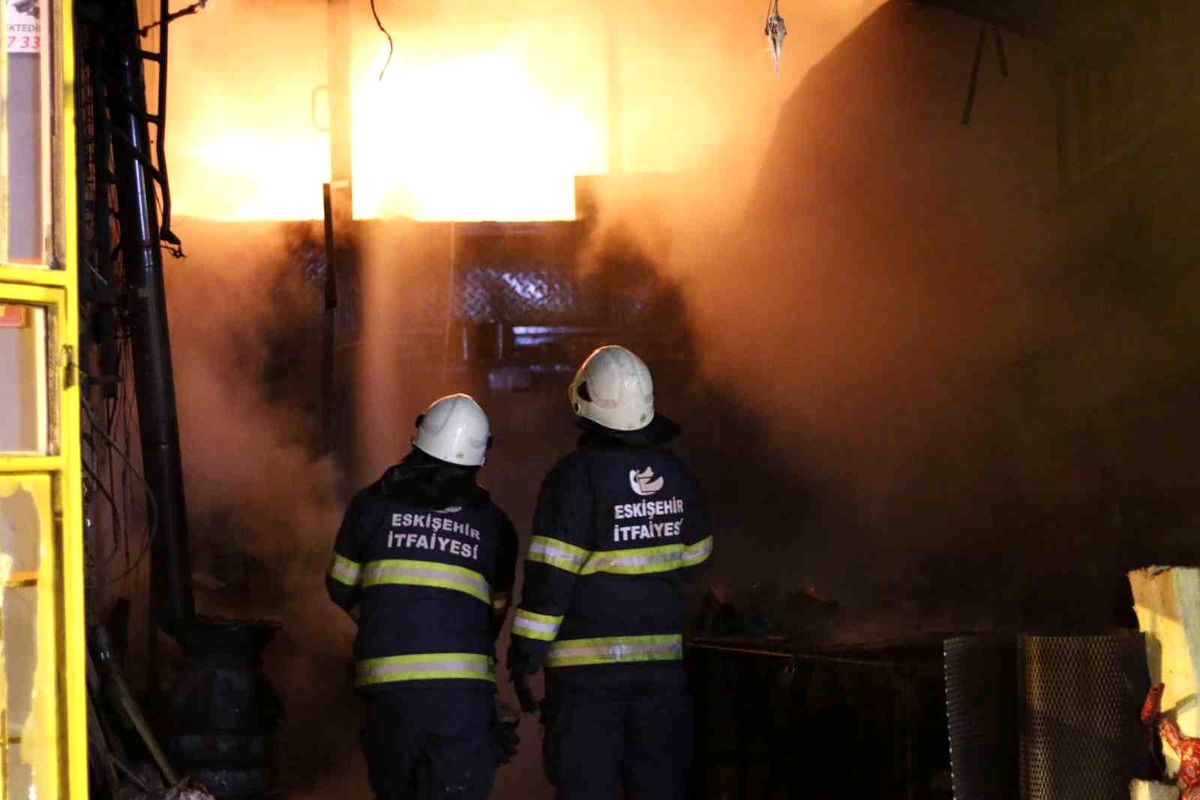 Eskişehir'de yangın: 2 dükkân kullanılamaz hale geldi