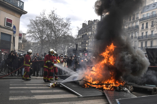 Fransa'da hükümet protestolara rağmen emeklilik reformunu geri çekmeyeceğini açıkladı