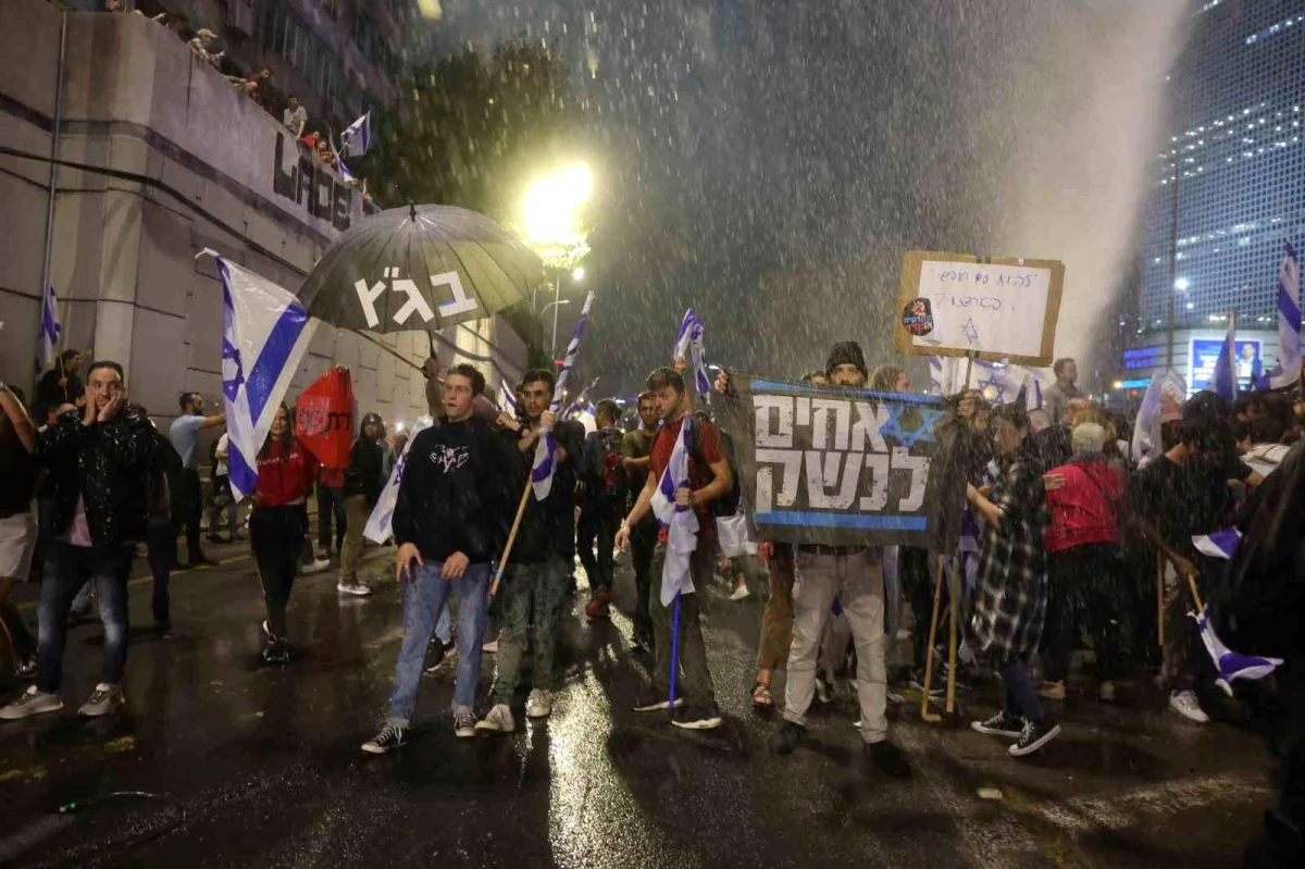 İsrail\'de Savunma Bakanı\'nın görevden alınmasının ardından sokaklar karıştı