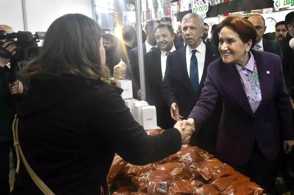 İYİ Parti lideri Akşener ve ABB Başkanı Yavaş\'tan depremzedeler için düzenlenen fuara ziyaret