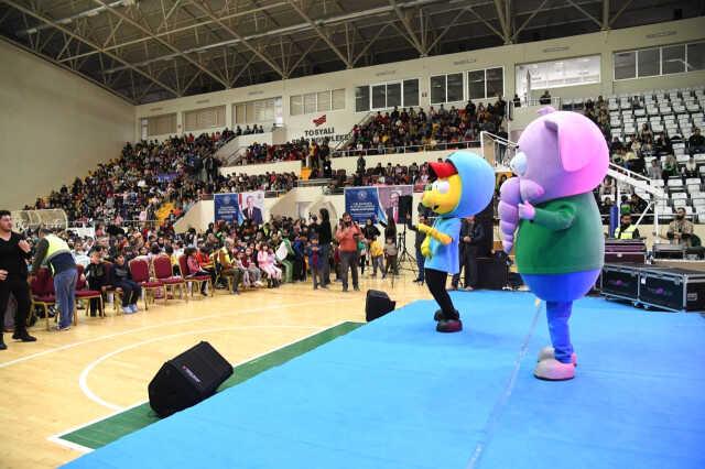 'Kral Şakir Mikrop Avcıları Cumburlop' filmi sinemadan önce depremzede çocuklarla buluştu