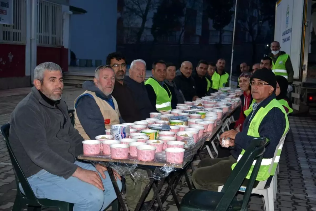 Lapseki Belediyesi deprem bölgesinde iftarlara devam ediyor