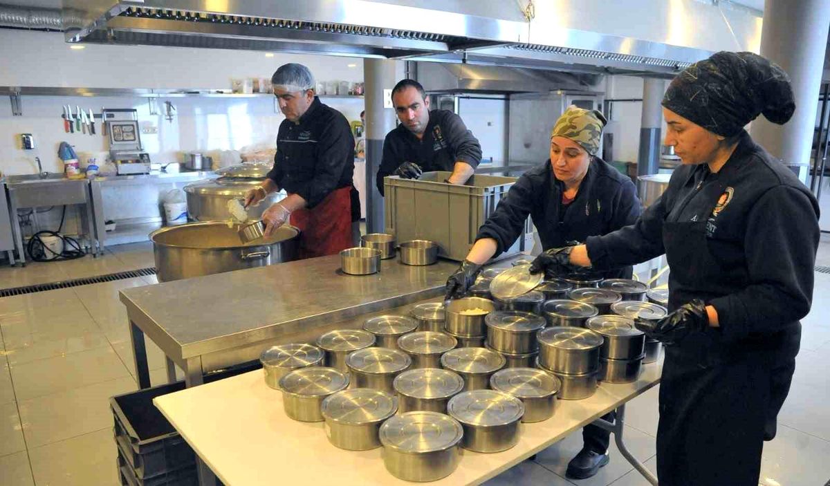 Samsun\'da ihtiyaç sahiplerine iftarlık yemek ikram ediliyor