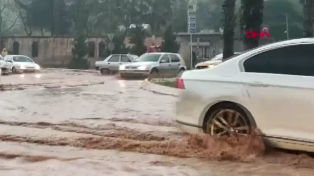 ŞANLIURFA\'DA SAĞANAK YAĞIŞ ETKİLİ OLDU