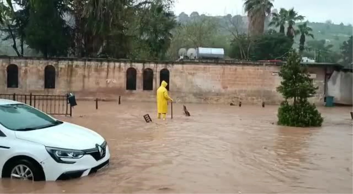 Şanlıurfa\'da Sağanak Yağış Sele Neden Oldu