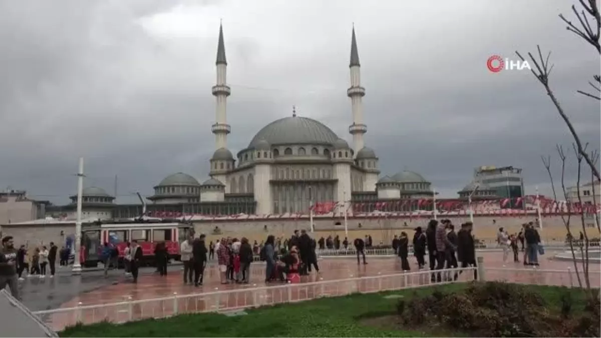 Taksimde aniden başlayan yağmura vatandaşlar hazırlıksız yakalandı