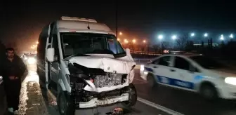 TEM'in orta şeridinde terk edilen otomobil kazaya sebep oldu: 4 yaralı