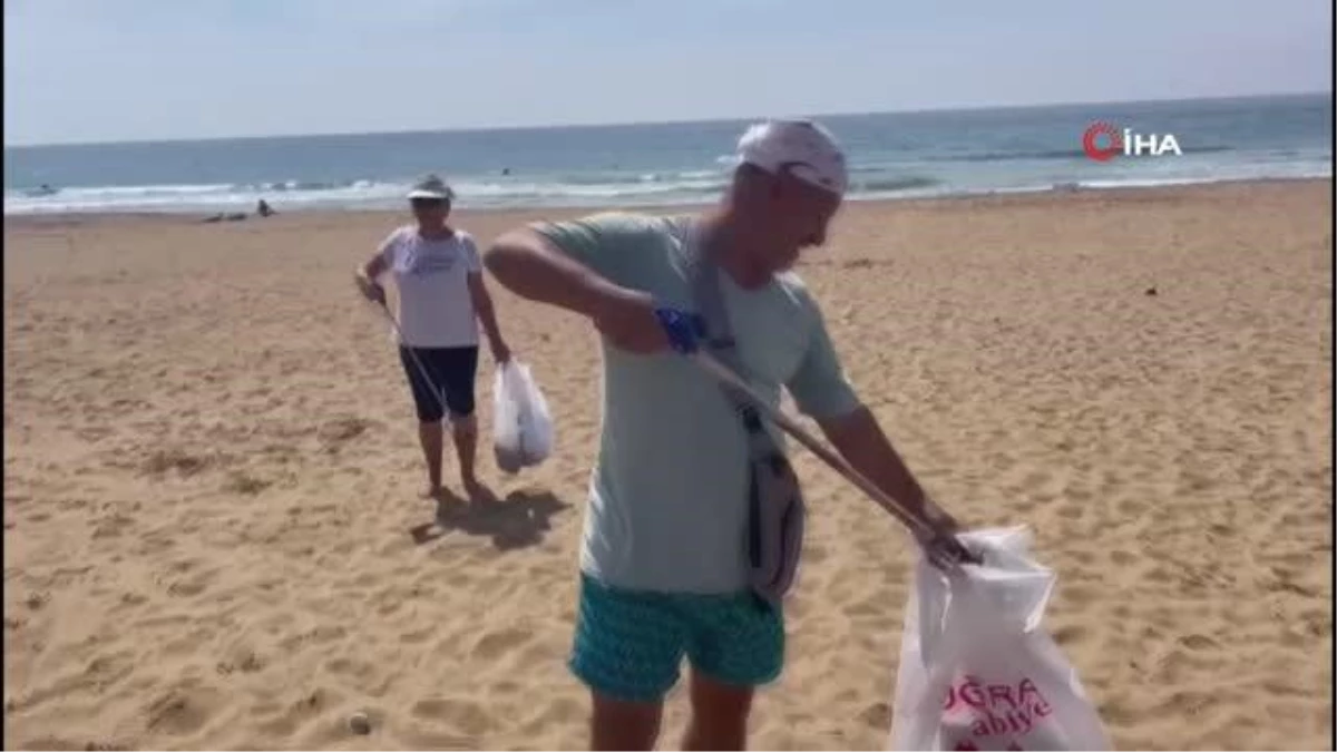 Türk ve Alman eşi hergün sahile gelerek çöpleri topluyor