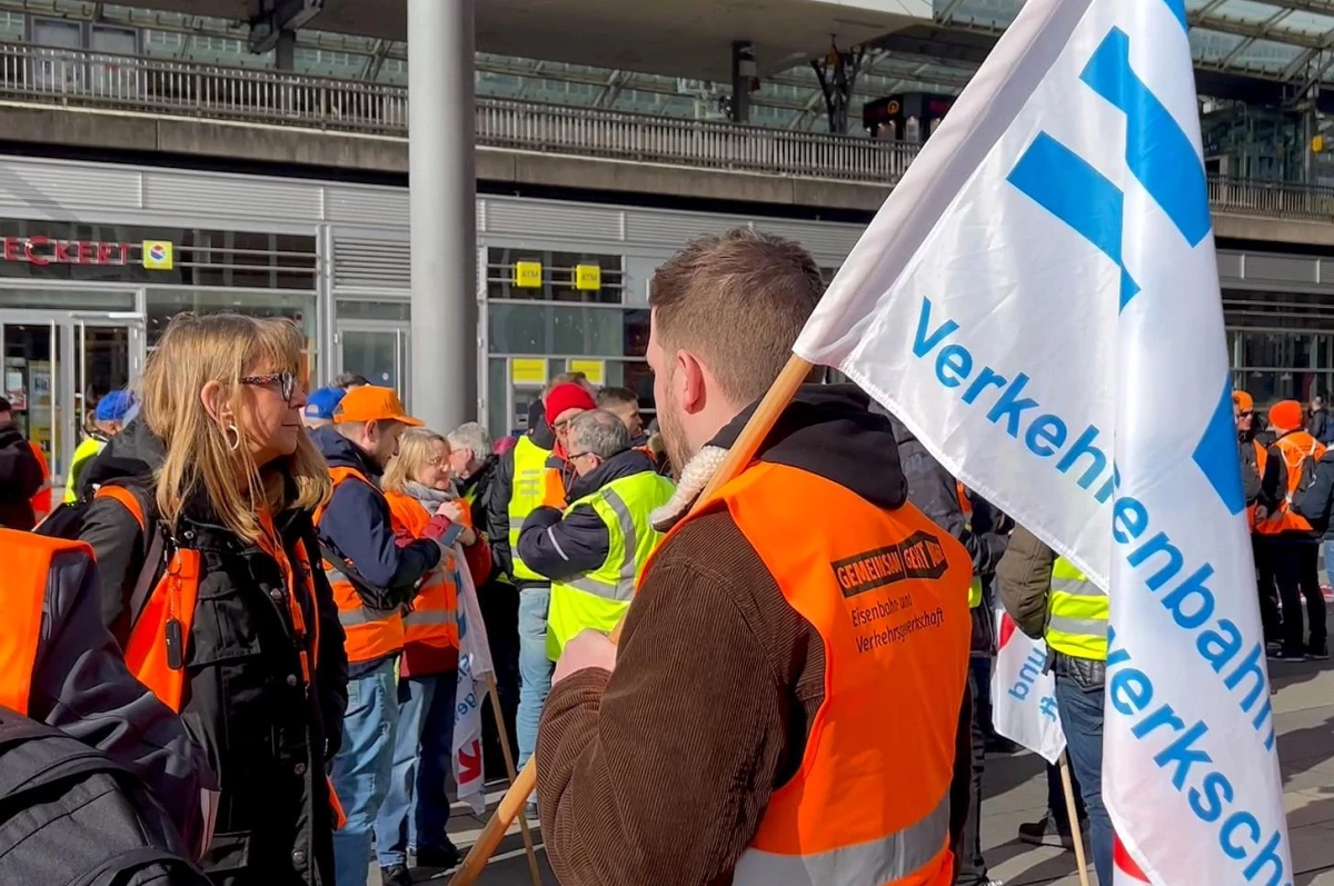 Almanya\'da ulaşım sektörü çalışanlarından protesto