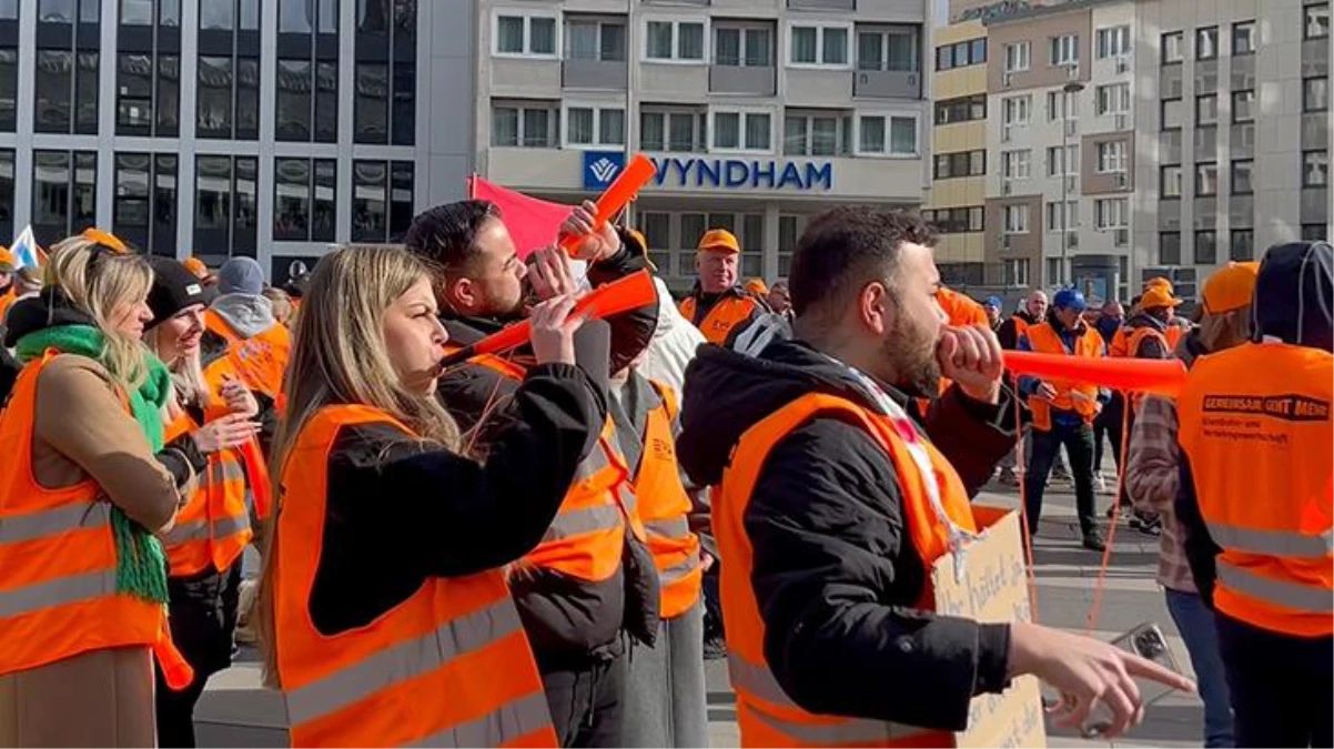 Almanya\'da on binler sokaklara indi! Ülkede ulaşım durdu, işçiler taleplerinden vazgeçmiyor