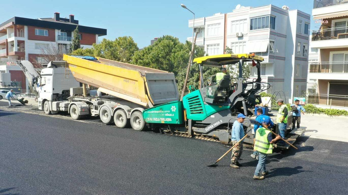 Aydın Büyükşehir Belediyesi, Kuşadası\'nda Yol Yapım Çalışmalarına Devam Ediyor