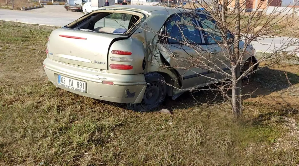 Aydınlatma direğine çarpan otomobilin sürücüsü kazayı yaralı atlattı