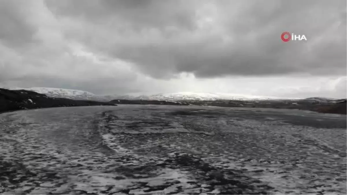 Aygır Gölü\'nün buzları çözülüyor