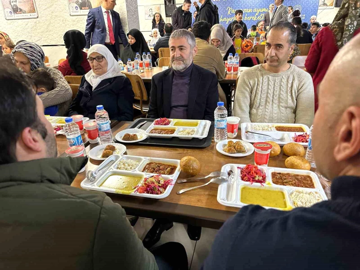 Bakan Nebati Diyarbakır\'da depremzedelerle iftar yaptı
