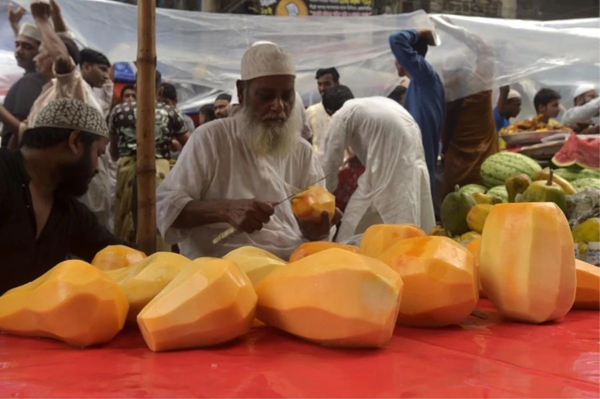 Bangladeş\'in Geleneksel Pazarında Ramazan Heyecanı