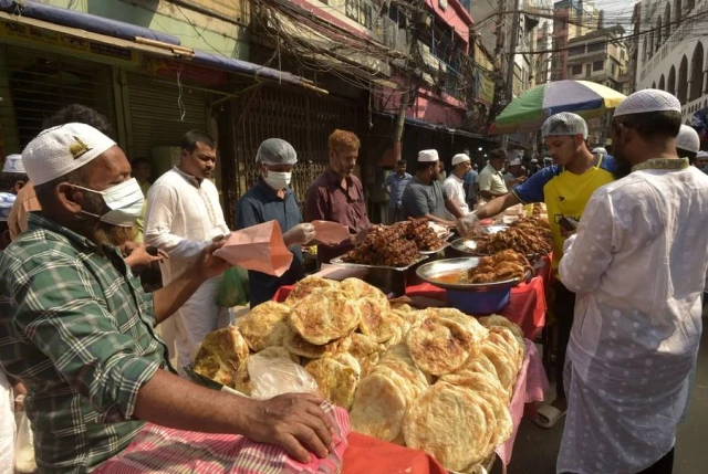 Bangladeş'in Geleneksel Pazarında Ramazan Heyecanı
