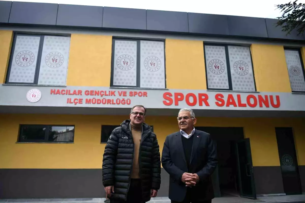 Başkan Büyükkılıç, spor salonunu inceledi, basket oynadı