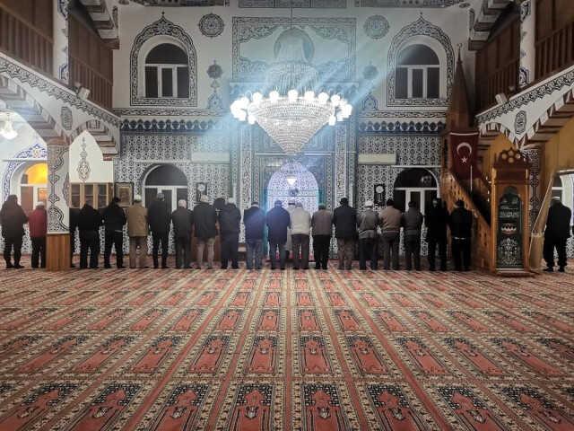 Bunalıma giren genç kapıya siper oldu! Camiye giremeyen cemaat polisten yardım istedi