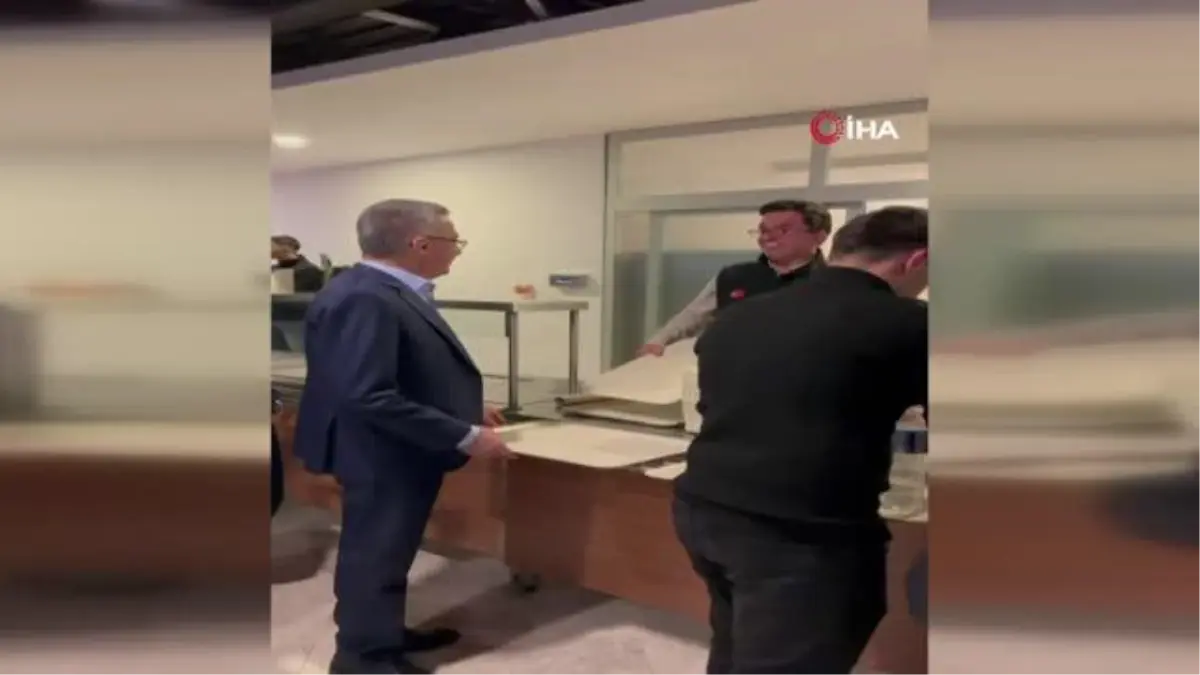 Cumhurbaşkanı Yardımcısı Fuat Oktay, AFAD personeliyle iftar yaptı