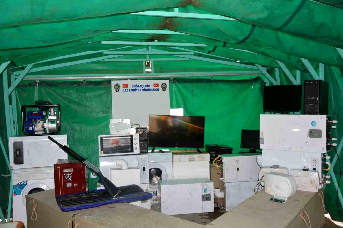 Deprem bölgesinde 400 bin TL\'lik hırsızlık yapan 3 zanlı yakalandı