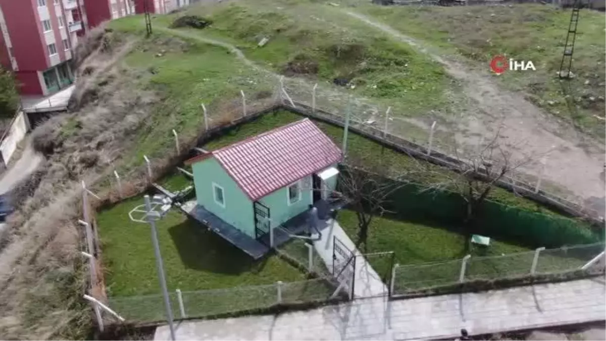 Dışarıdan bakan ev sanıyor, içerisinde ise bir emirin kabri bulunuyor