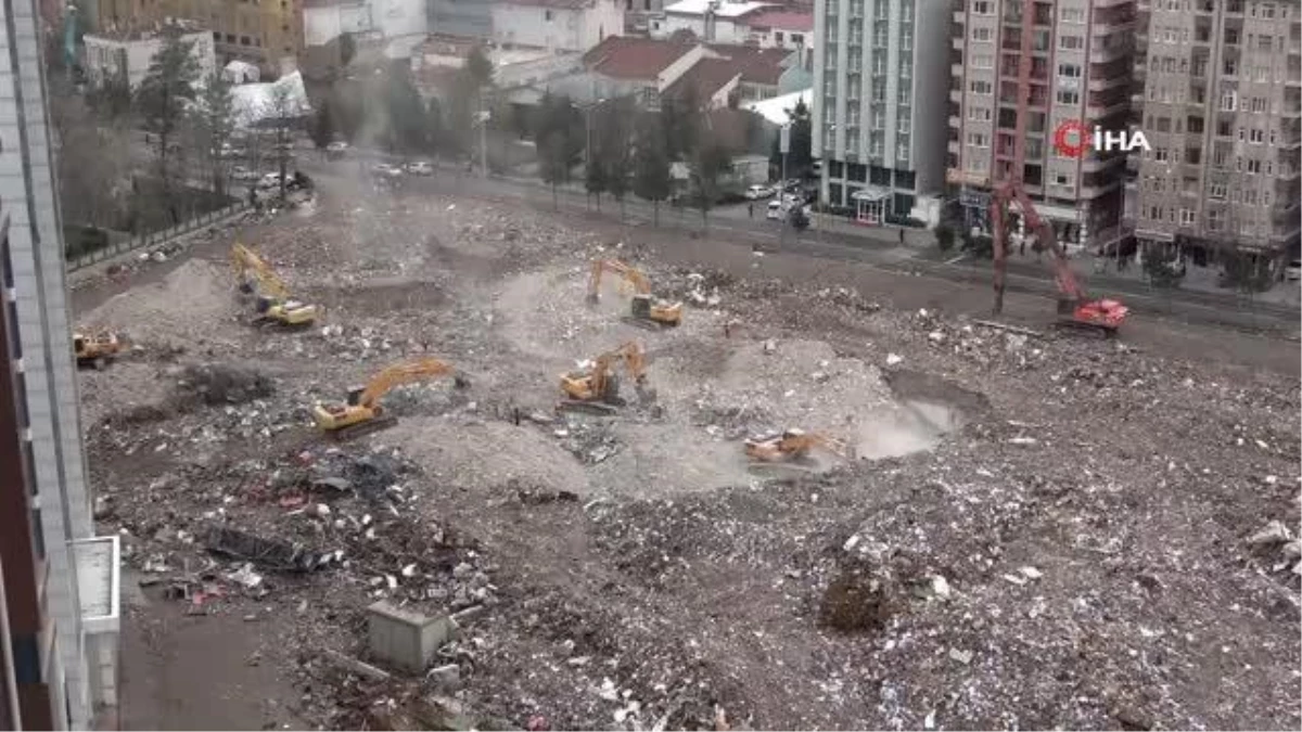 Diyarbakır\'da acil yıkılacak binaların enkaz kaldırma çalışmaları devam ediyor