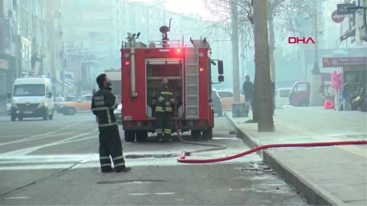 DİYARBAKIR\'DA İFTAR VAKTİ AĞIR HASARLI APARTMANDA YANGIN