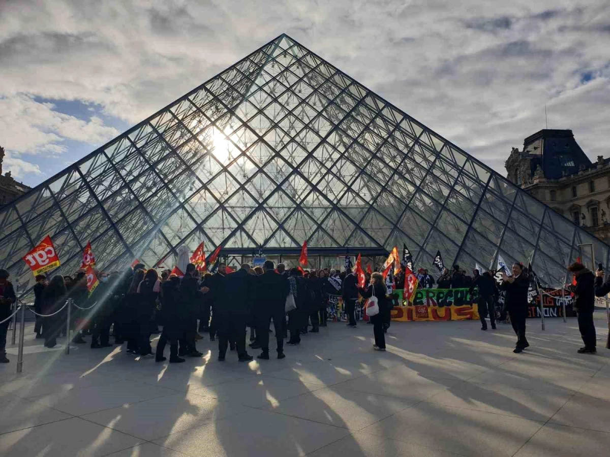 Fransa\'da protestocular Louvre Müzesi\'nin girişini kapattı
