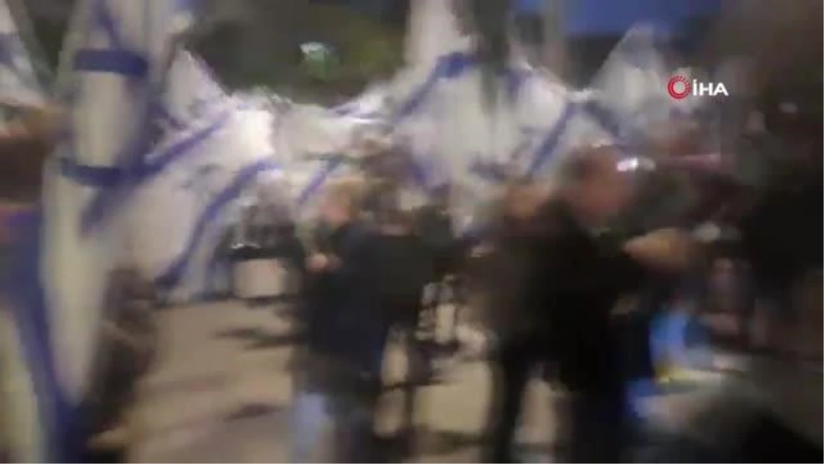 İsrail\'de Savunma Bakanı\'nın görevden alınmasının ardından sokaklar karıştı