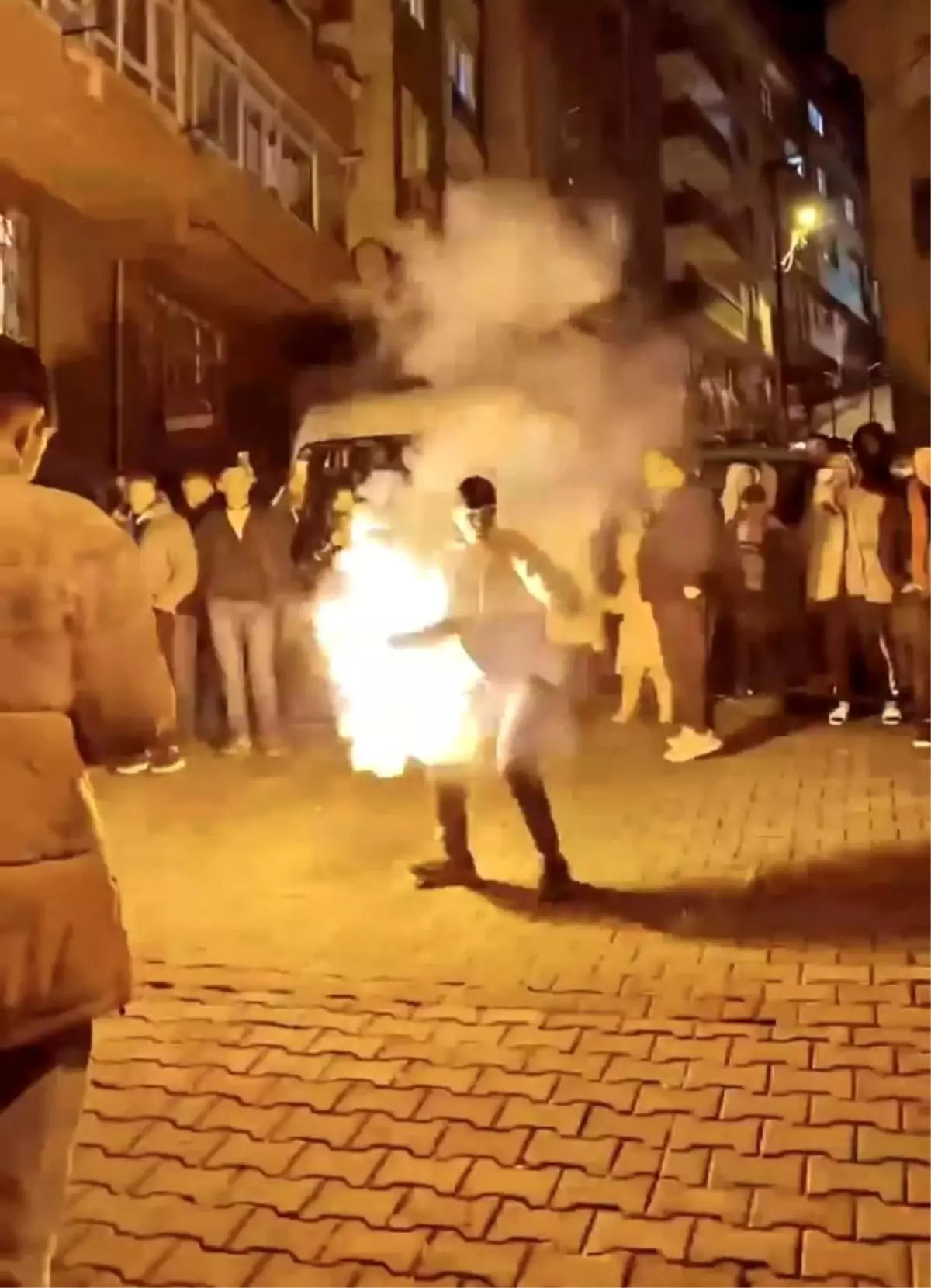 İstanbul\'da asker eğlencelerinde korkutan meşaleli danslar kamerada