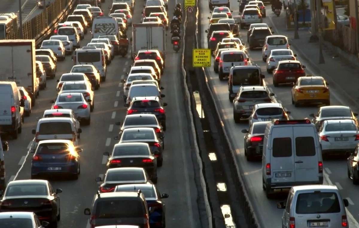 İstanbul\'da iftar öncesi trafik yoğunluğu yüzde 72\'ye çıktı