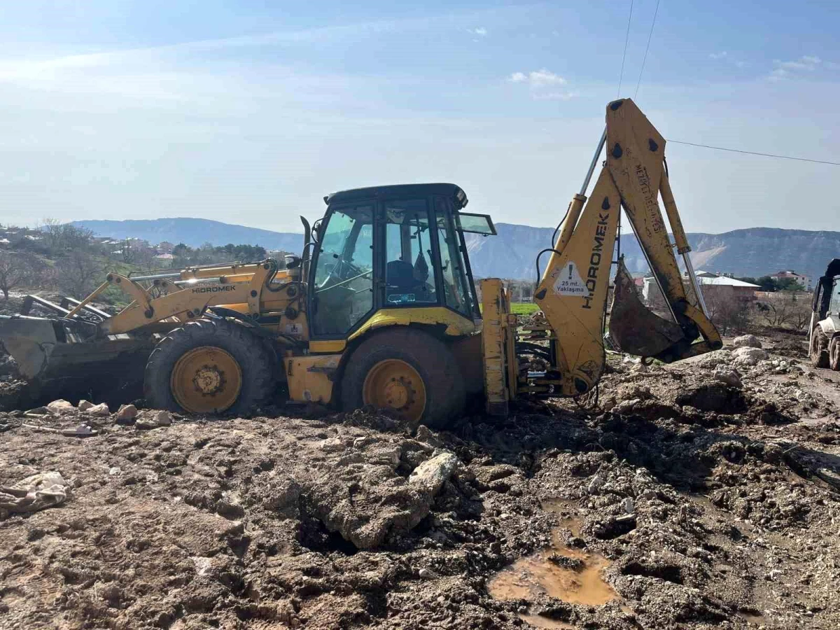 İzmit Belediyesi Ekipleri, Sel Bölgesinde Çamura Saplanan İş Makinesini Kurtardı