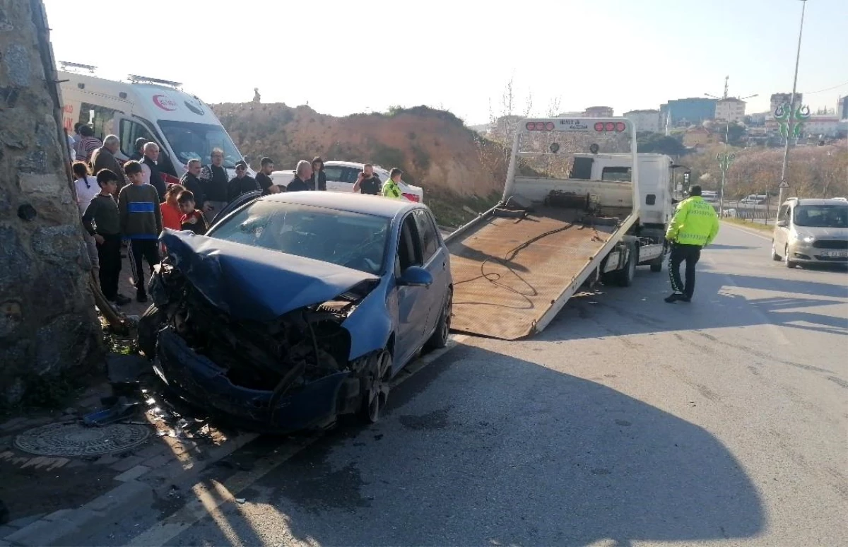 Kocaeli\'de otomobil istinat duvarına çarptı: 4 yaralı