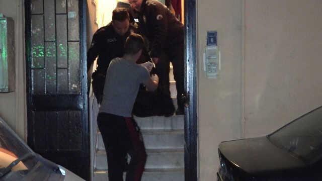 Kocasını göğsünden ve karnından bıçaklayarak öldürdü