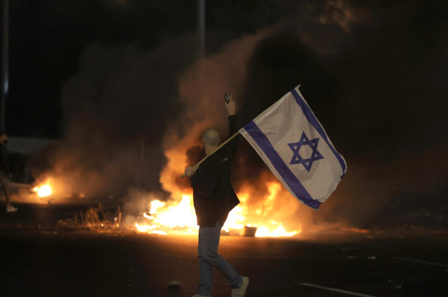 Netanyahu'nun oğlundan, protestoları ABD'nin fonladığı iddiası