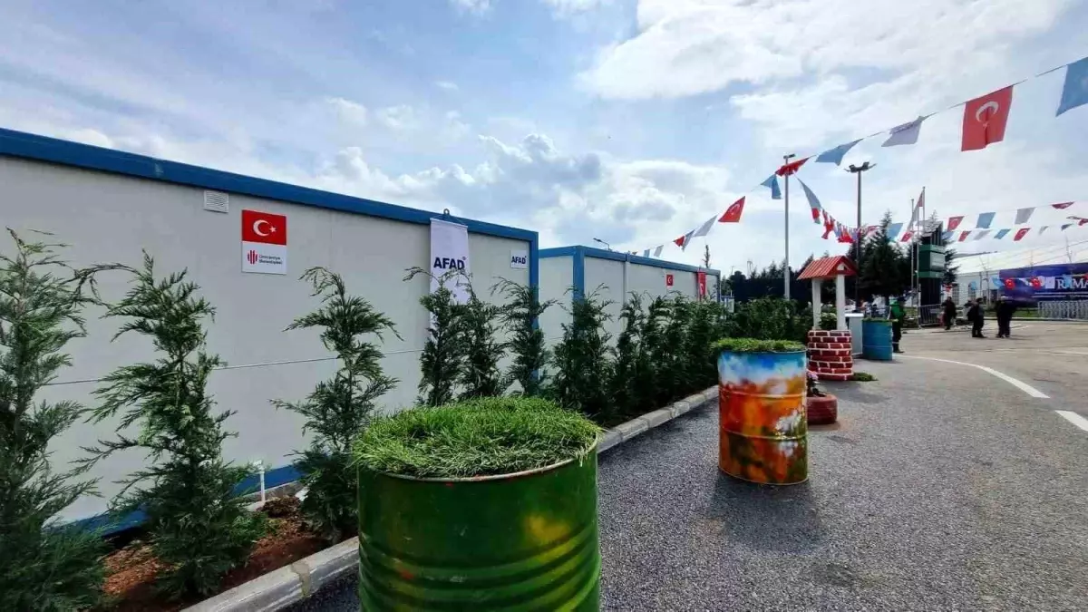 Kahramanmaraş'ta depremzede çocuklar lastik ve varilleri rengarenk saksılara çevirdi