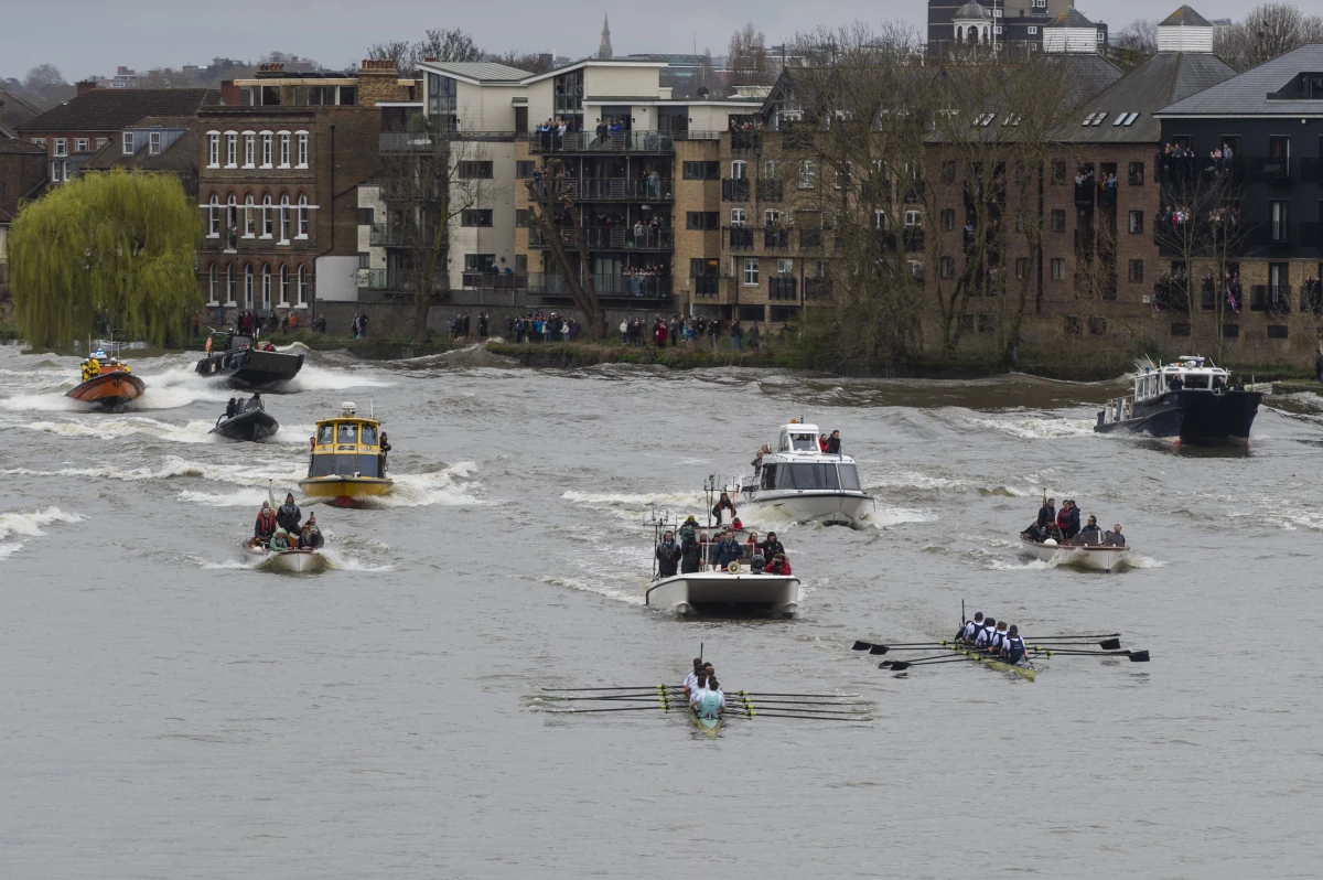 Oxford ve Cambridge Üniversiteleri Tekne Yarışında Kıyasıya Rekabet Etti