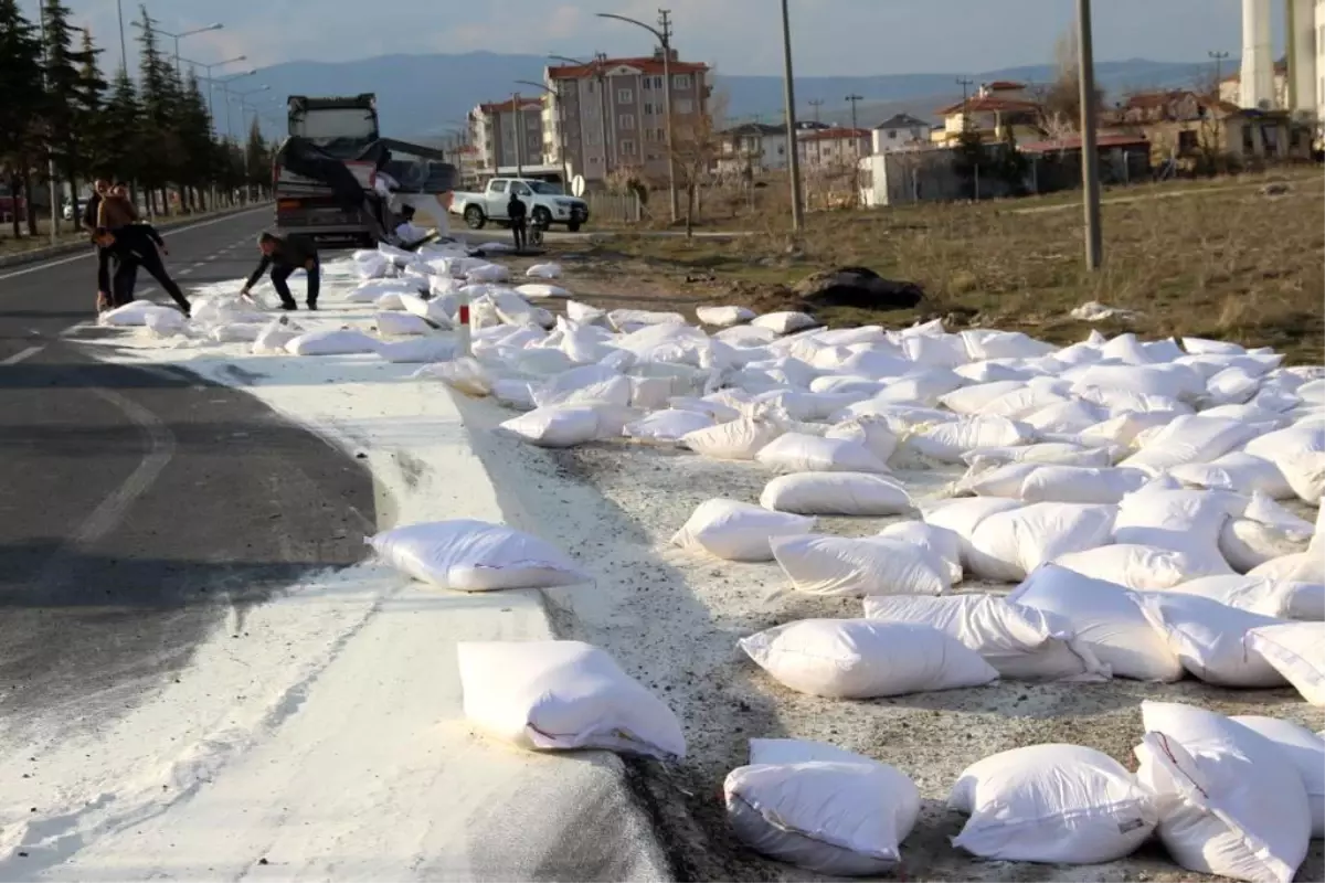 Parçalanan tırın dorsesindeki 200\'e yakın un çuvalı etrafa saçıldı