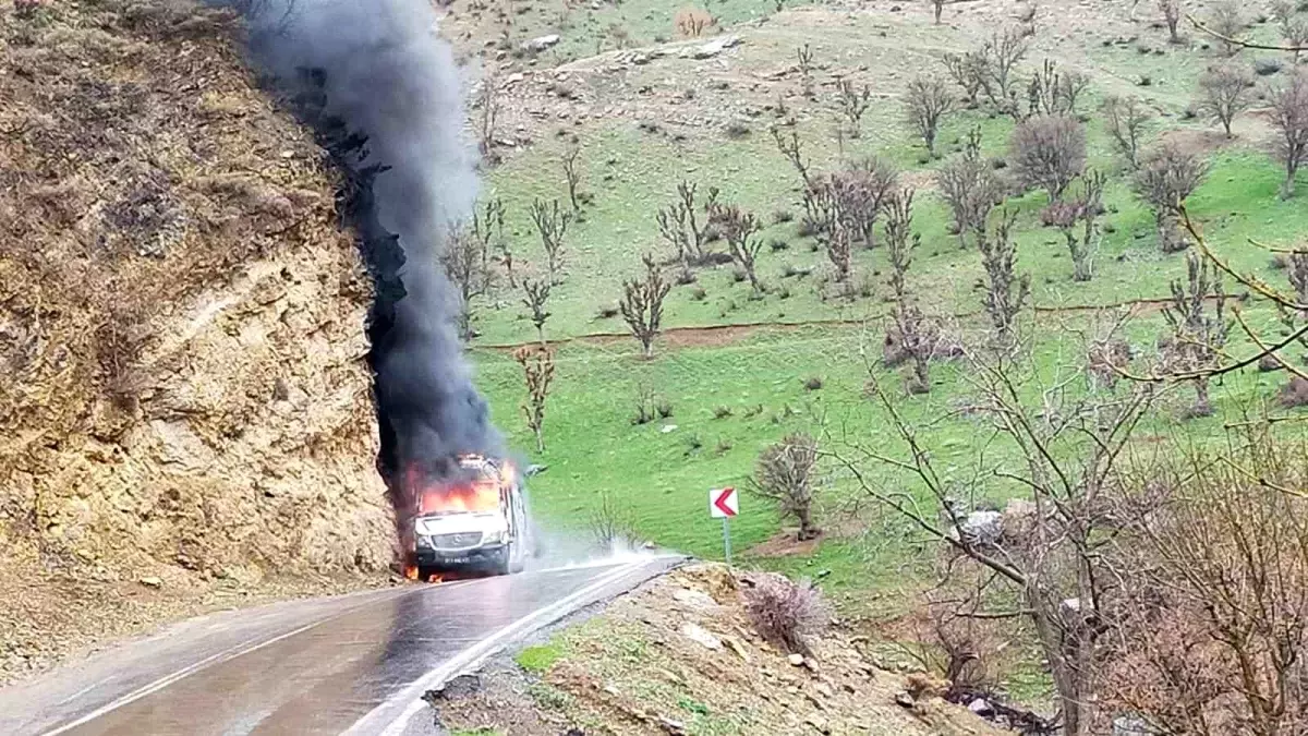 Şırnak\'ta beton mikseriyle çarpışan ambulans alevlere teslim oldu