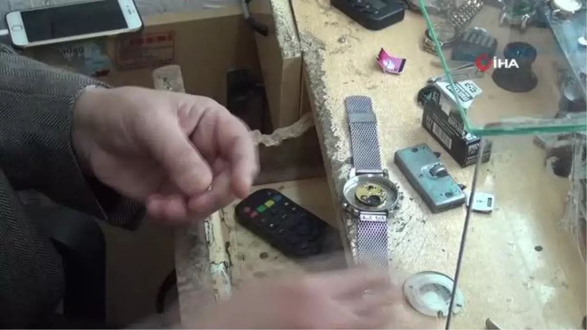 3 metrekarelik dükkanında yarım asırdır zamanı ayarlıyor