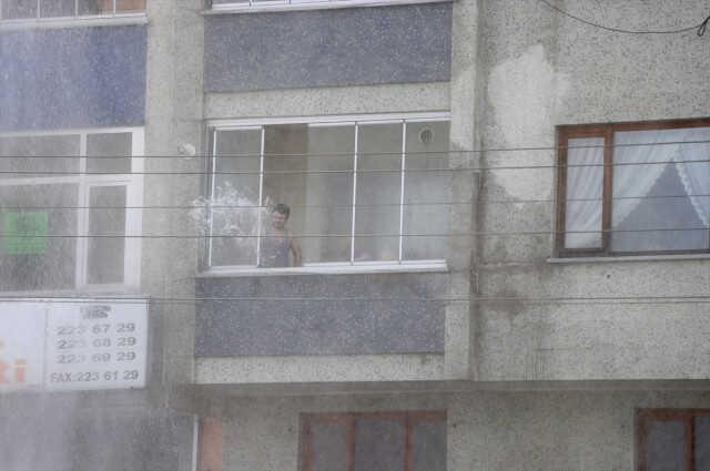 Ana isale hattı patladı, 8 katlı binayı su bastı! Evlerin hali inanılmaz