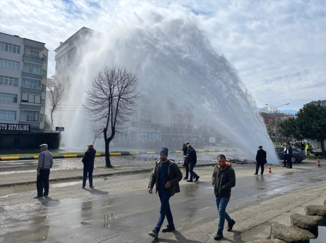 Ana isale hattı patladı, 8 katlı binayı su bastı! Evlerin hali inanılmaz